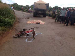 Bị xe tải tông trên đường đi học, 2 học sinh thương vong