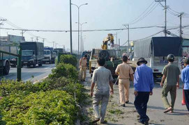 Xe tải mất phanh, hàng trăm người chờ đèn đỏ chạy tán loạn