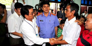 Hình ảnh xúc động buổi xin lỗi công khai 'người tù thế kỷ' Huỳnh Văn Nén