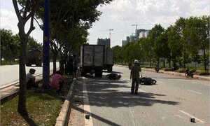 Xe tải va chạm 3 xe máy, 2 người thương vong