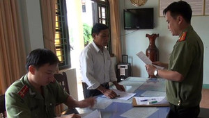 Tự 'khai sinh' lần 2, chủ tịch xã hơn mẹ đẻ 3 tuổi