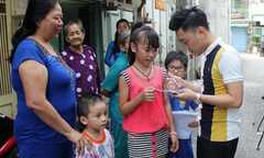 Don Nguyễn hạnh phúc trong vòng vây trẻ nhỏ Bình Tân