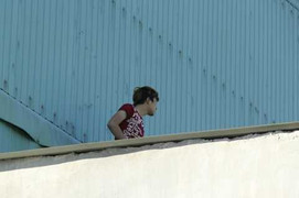 Buồn chuyện gia đình, vào nhà người lạ nhảy lầu tự tử