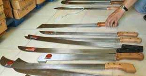 Cảnh sát đột kích công ty buôn 2.000 mã tấu