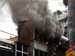Lại cháy nổ lớn ngôi nhà 3 tầng ở Sài Gòn