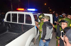 Giải cứu tiếp viên mát-xa bị kẻ 'ngáo đá' bắt làm con tin