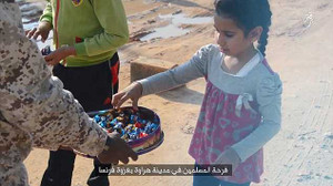 Video: IS phát kẹo cho trẻ em ‘mừng’ vụ thảm sát Paris