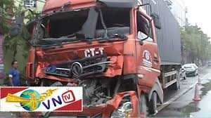Đâm trực diện, container nát bét, tài xế kẹt trong cabin