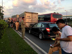 Thêm vụ tai nạn liên hoàn, 5 ôtô 'dính chặt' vào nhau trên Xa lộ Hà Nội