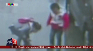 Clip: Cúi xuống buộc dây giày, 2 em bé bị cuốn vào gầm ôtô