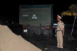 'Hung thần' tung chiêu vừa tháo chạy vừa 'xả' cát để trốn phạt