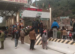 Dân tiếp tục chặn trạm thu phí, quốc lộ 6 ùn tắc kéo dài