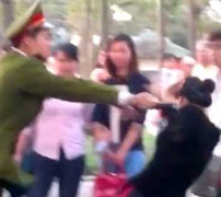 Đánh người giữa đường, công an huyện vào ôtô cố thủ