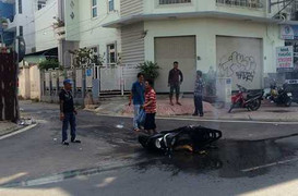 Người dân tri hô cháy, cô gái trẻ bỏ xe máy tháo chạy