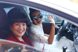 Thanh Hằng 'ga lăng' đưa đón Anh Thơ dự sự kiện