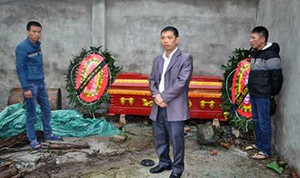 Đòi nợ không được, mang quan tài, vòng hoa đến uy hiếp