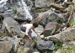 Kỳ lạ chuyện người biến đá suối thành nhạc cụ trên đỉnh Ngọc Linh