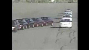 Hoa mắt với màn đồng diễn ô tô trong clip