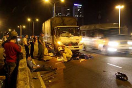 Lao 'như bay' ngược chiều lên cầu, nam thanh niên chết thảm