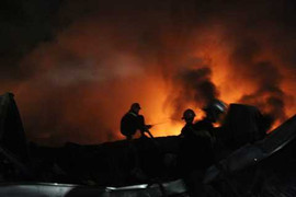 TP.HCM: Khu xưởng rộng 2.500 m2 bốc cháy nghi ngút trong đêm