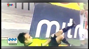 Clip: Trọng tài ăn vạ lộ liễu khiến cầu thủ bị đuổi khỏi sân