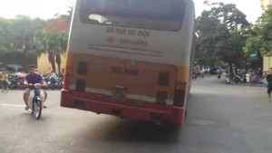 Clip: Khiếp đảm xe buýt thiếu một bánh vẫn phi ầm ầm giữa phố Hà Nội