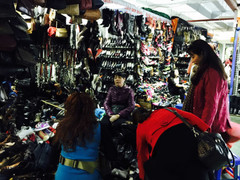 Người Hà Nội lùng mua thời trang hàng hiệu giá bèo ngày giá rét