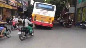 Clip: Hoảng hồn xe buýt ngả nghiêng lao vun vút trên phố Hà Nội