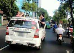 Clip: 3 'ông tây' nhậu trên nóc taxi gây náo loạn phố