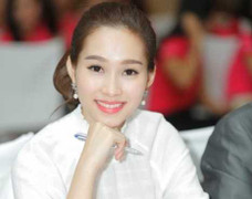 Hoa hậu Đặng Thu Thảo dạy nữ sinh sở hữu nụ cười rạng rỡ