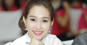 Hoa hậu Đặng Thu Thảo thanh lịch với áo voan xuyên thấu