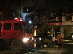 Nhà cổ cháy lớn trong đêm, hàng chục người mất nhà