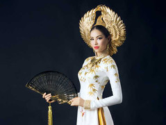 Trang phục dân tộc đẹp gây xôn xao của Phạm Hương tại Miss Universe