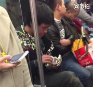 Choáng với clip ‘ăn mày’ đếm tiền trên tàu điện ngầm