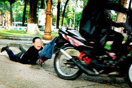 Bị cướp gần 100 triệu đồng ngay cạnh trụ sở công an