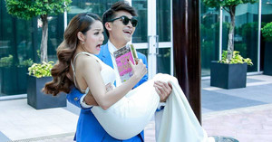 Thuỷ Top diện đồ sexy, bị Khương Ngọc bế bổng