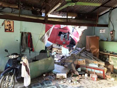 Container đâm sập nhà dân, 2 người đang ngủ chết thảm