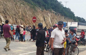 Dân vây quốc lộ 1, không cho công an bắt người