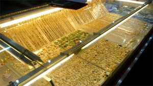 Giá dầu xuống ‘đáy’ 7 năm, giá vàng giảm nhẹ