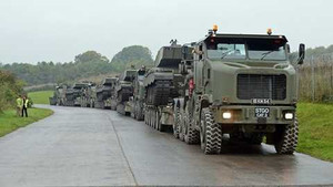 Đầu kéo uy lực nhất thế giới chở xe tăng đi xuyên châu Âu