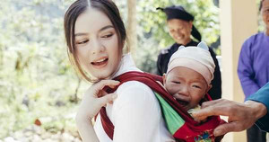 Lý Nhã Kỳ tập địu trẻ vùng cao trong chuyến đi từ thiện