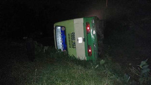 Xe buýt chở 50 sinh viên lật nghiêng dưới ruộng