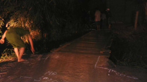 Chạy xe qua cầu gỗ, một phụ nữ rơi xuống suối tử vong