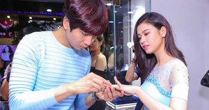 Tim tình tứ trao nhẫn cho Trương Quỳnh Anh