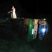 Tin mới nhất vụ xe buýt chở 50 sinh viên lật nghiêng dưới ruộng