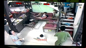 Cảnh sát nổ súng, vây ráp nghi phạm truy nã trốn chạy