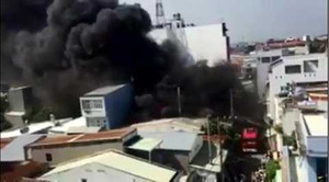 Khói lửa bao trùm khu xưởng sản xuất loa nhựa