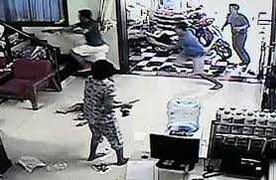 Video: Nổ súng bắt giữ người tâm thần tại TP.HCM