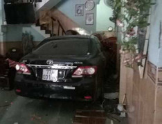 Ôtô lao vào quán cà phê, 4 người trọng thương, tài xế bỏ trốn