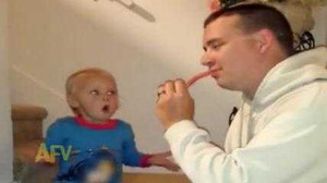 Clip: Bé trai ‘đứng hình’ trước màn ảo thuật thần thánh của bố